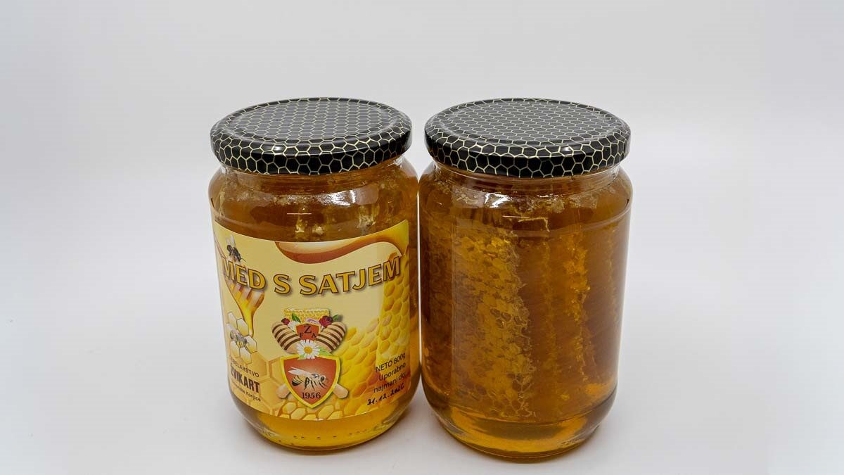 Naravni med s satjem iz slovenskega čebelarstva – akacijev med v deviškem satovju