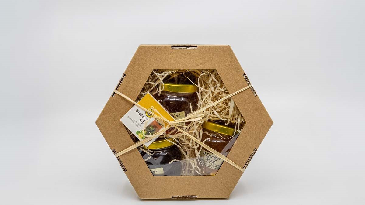 Med orčo v šestkotnih kozarcih – darilni komplet – Žvikart