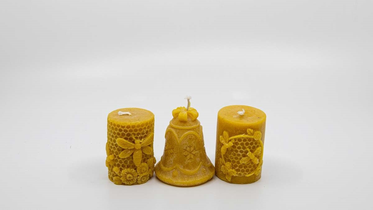 Srednje sveče iz čebeljega voska – domače čebelarstvo Žvikart Ročno izdelane srednje sveče iz čebeljega voska – Žvikart