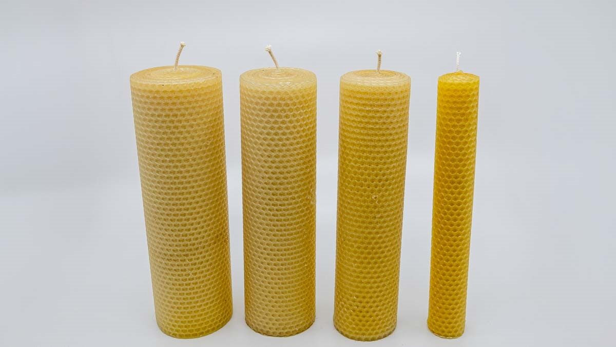 Različne ročno izdelane sveče iz čebeljega voska – Žvikart